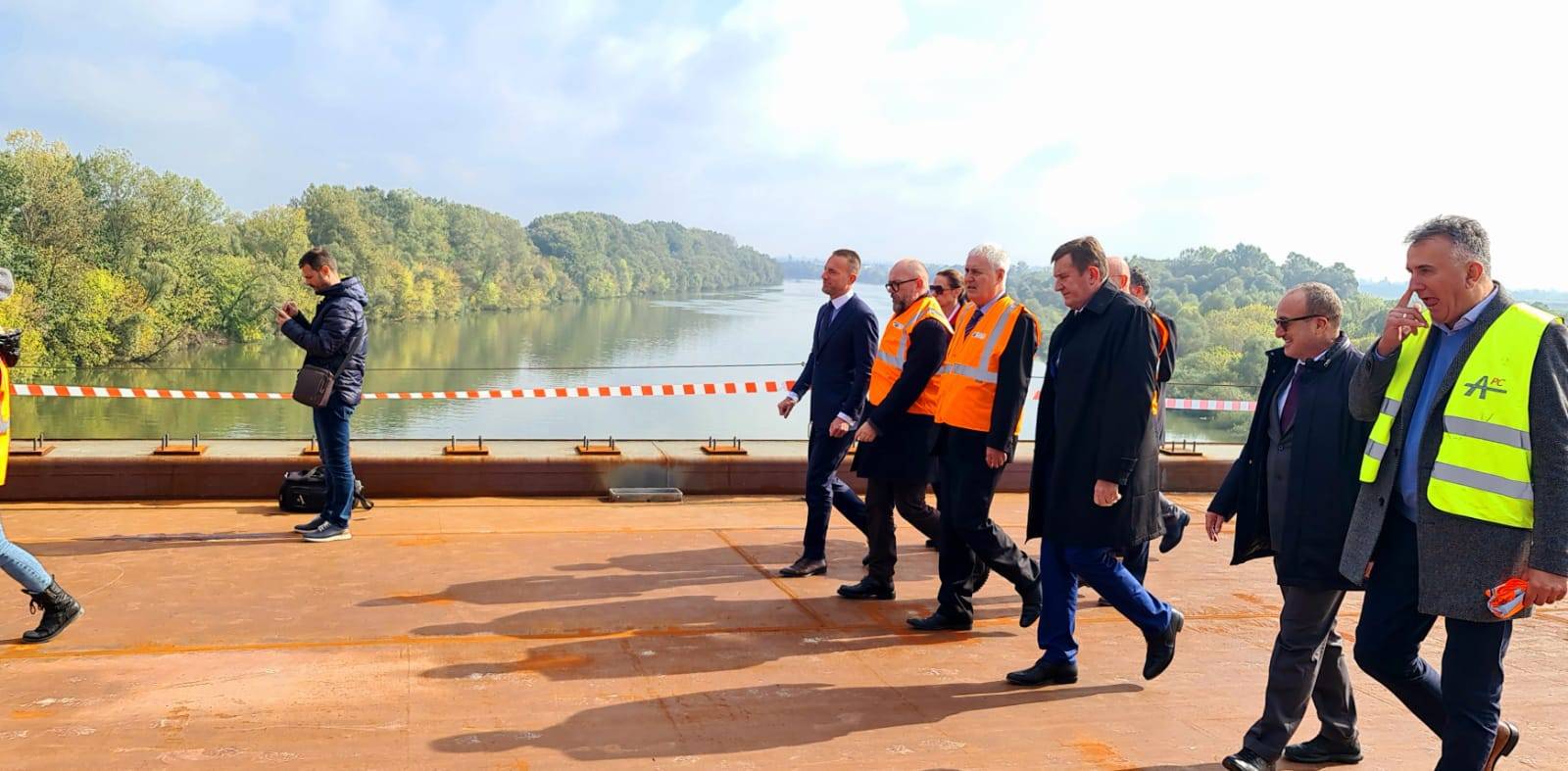 Međudržavni most preko Save kod Gradiške koji povezuje Hrvatsku i BiH  službeno  spojen