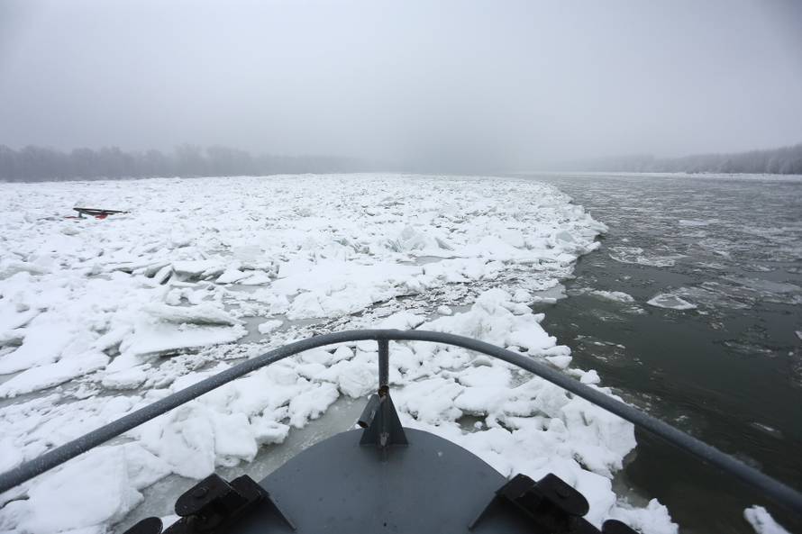 2017. Dunav se zaledio, Hrvati pozvali ma?arske ledolomce u pomo?