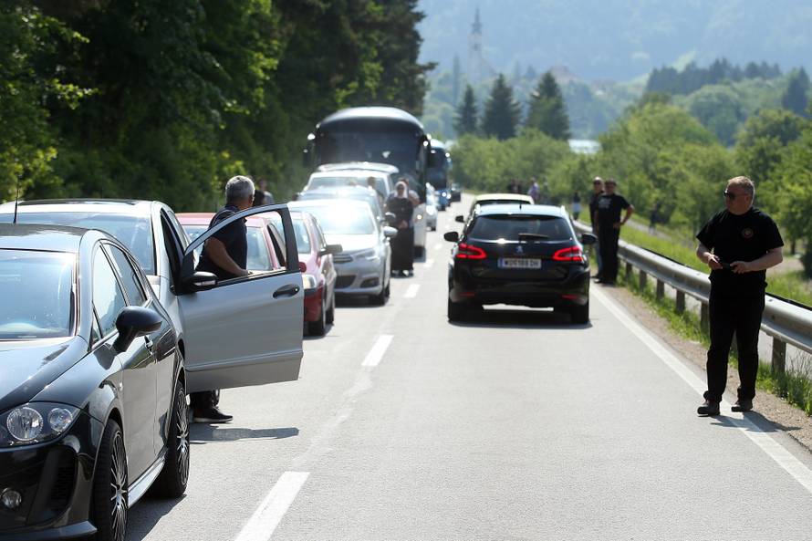 Jandrokovića izviždali: Ovdje smo da odamo počast žrtvama