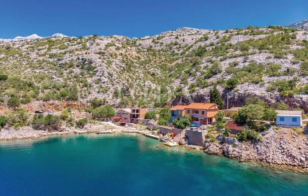 FOTO Netko u Hrvatskoj prodaje kuću na samoj obali: 'Spaja se s morem.' Cijena će vas iznenaditi