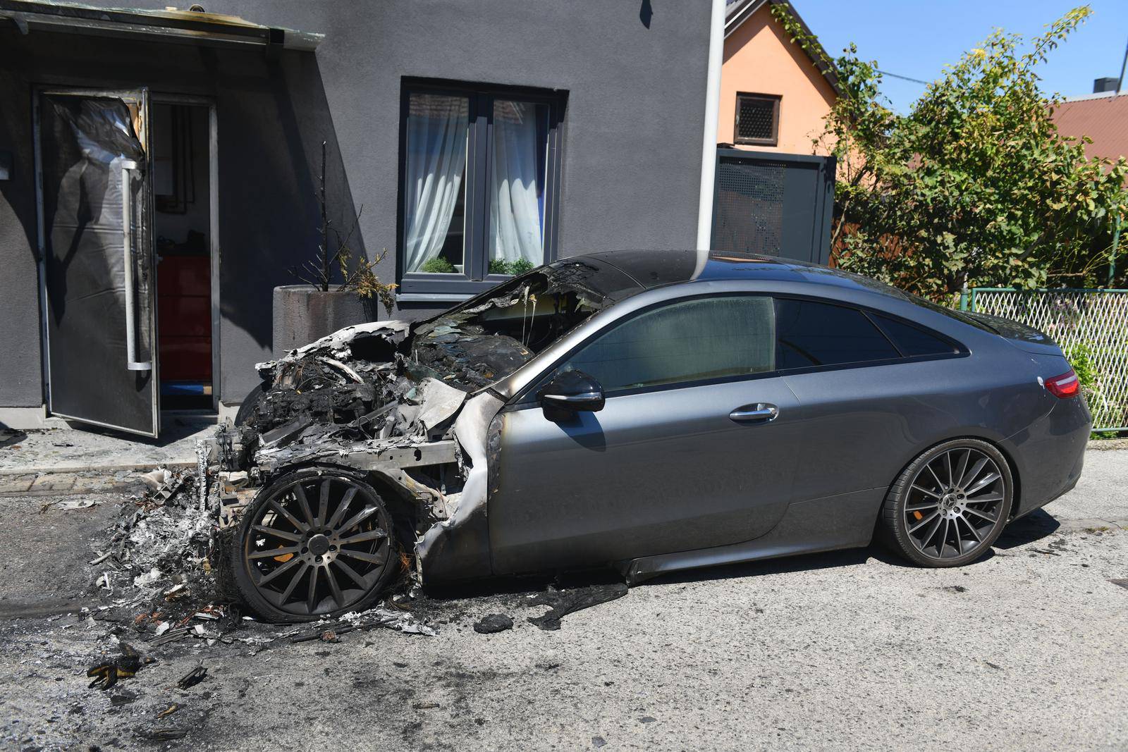 Zagreb: Na području Peščenice izgorjela su dva automobila, zapalio se i dio kuće