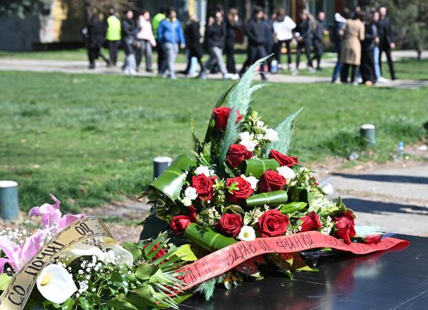 Skopje: Građani ispred Tehnološkog fakulteta upalili svijeće za sve poginule u požaru