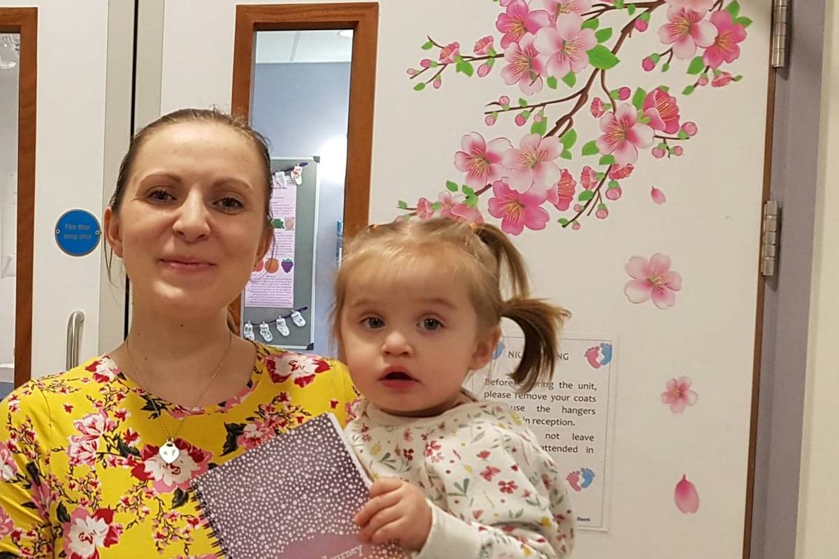 Hrabra djevojčica (2) živi sa želucem, crijevima i jetrom izvan tijela: 'To je moj trbuščić'