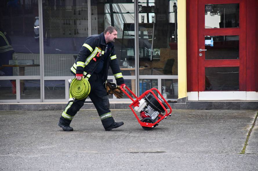FOTO Gorjelo krovište sale za vjenčanje u Kutjevu, požar gasilo 26 vatrogasaca...