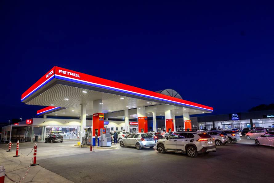 Pula: Automobili na benzinskim pumpama uoči sutrašnjeg poskupljenja benzina