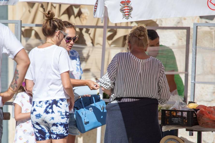 Dubrovnik: Sestre Ecclestone djeci na tržnici kupile trešnje