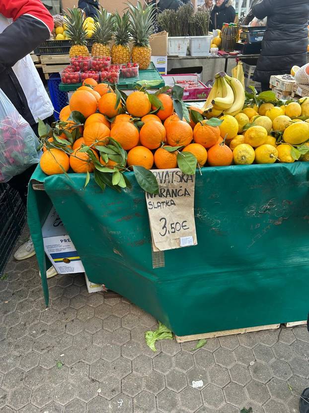 FOTO Građani šokirani! Za kilu janjetine 20 eura, rajčice po 7, a orada na Dolcu čak 28 eura