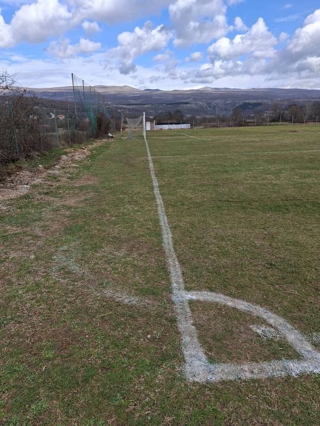 FOTO Sramota u Hrvacama. Ovo je nogometni teren?! Javio se savez, pogledajte što su našli