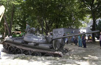 Osijek: Ovoga puta crveni fićo pregazit će golemi tenk JNA