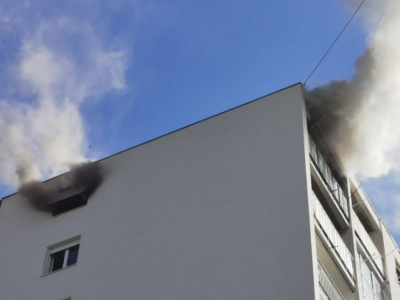 Drama u Splitu: Zapalio se stan na 9. katu, žena pobjegla na balkon, iznijeli je vatrogasci