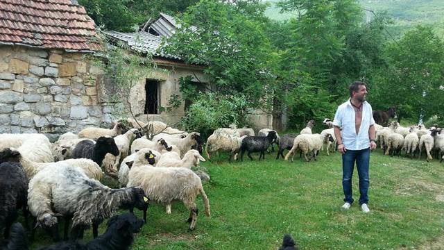 Klapa Šufit se u novom spotu družila sa Žigom i čuvala ovce