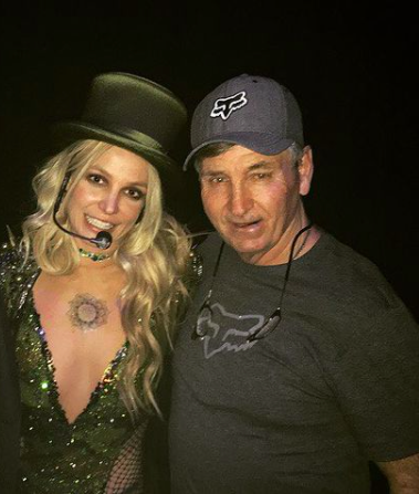 Britney se požalila na fotografe: 'Iskrivljuju moje tijelo i sprdaju me. To je sramotno! Maknite se'