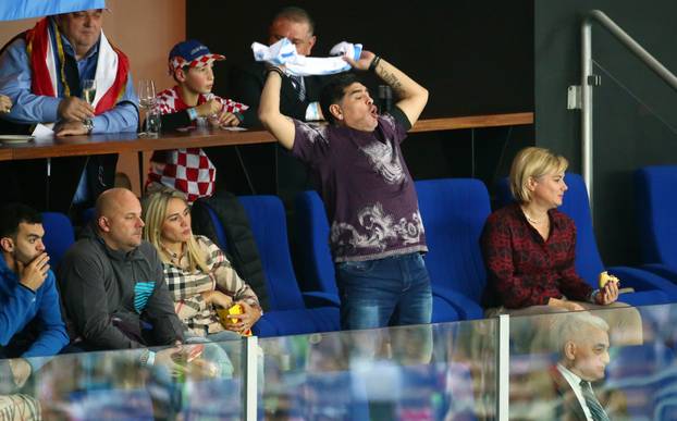 Zagreb: Maradona i njegova djevojka strastveno navijaju na me?u parova Davis Cupa