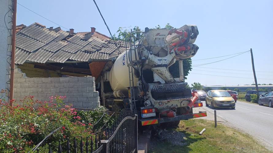 GALERIJA Pogledajte kako je kamion doslovno razvalio kuću