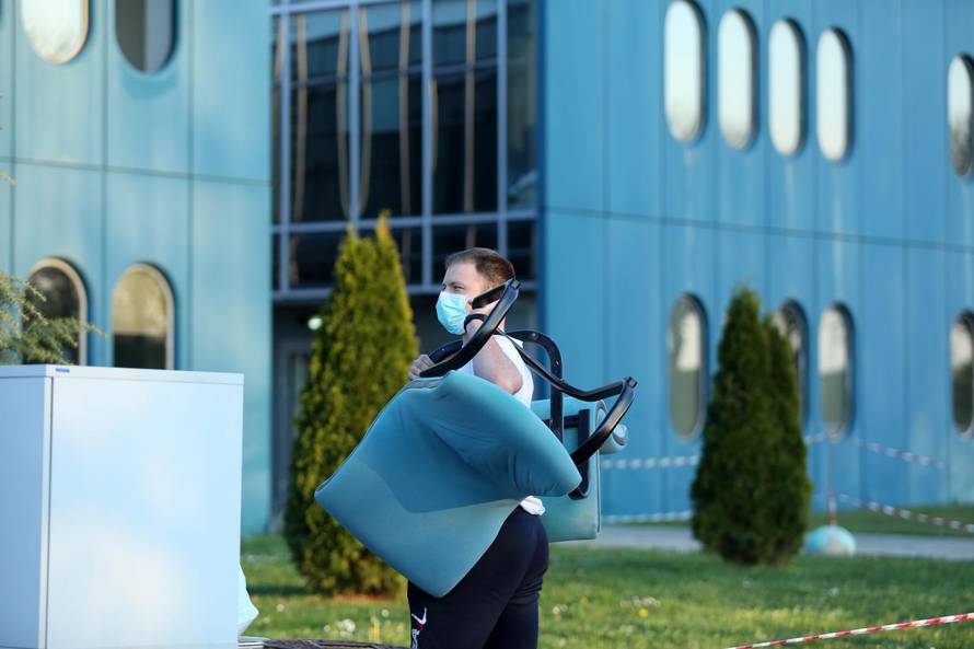 Zagreb: Navijači Dinama pomažu u iseljavanju Kliničkog centra Dubrava