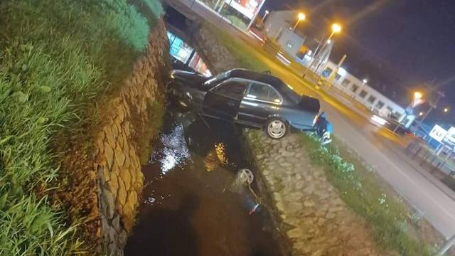 Pijan sletio BMW-om u odvodni kanal u Gajnicama. U bolnici je