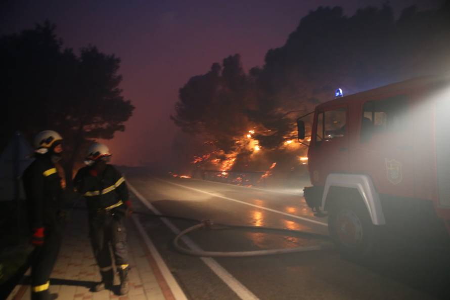 Kanader pomaže u gašenju, u Makarsku stiže i 150 vojnika