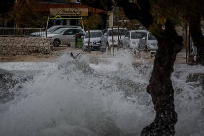 - Tijekom noci, Dalmaciju je zahvatilo olujno jugo i lebicada te su vecine dalmatinskih riva potopljene.