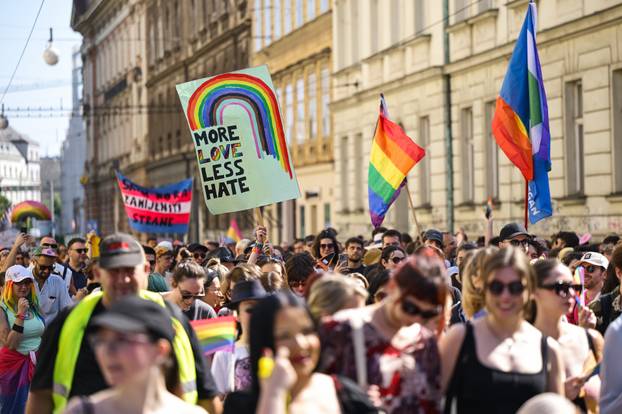 Zagreb: 24. Povorka ponosa LBGTIQ zajednica "Puna usta ponosa" prolazi centrom grada