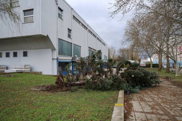 Zagreb: Dom sportova koji se obnavlja o&scaron;te&cacute;en u sna&zcaron;nom nevremenu