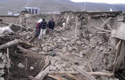 Potresi jačine 5,7 Richtera pogodili Iran, 274 ranjenih