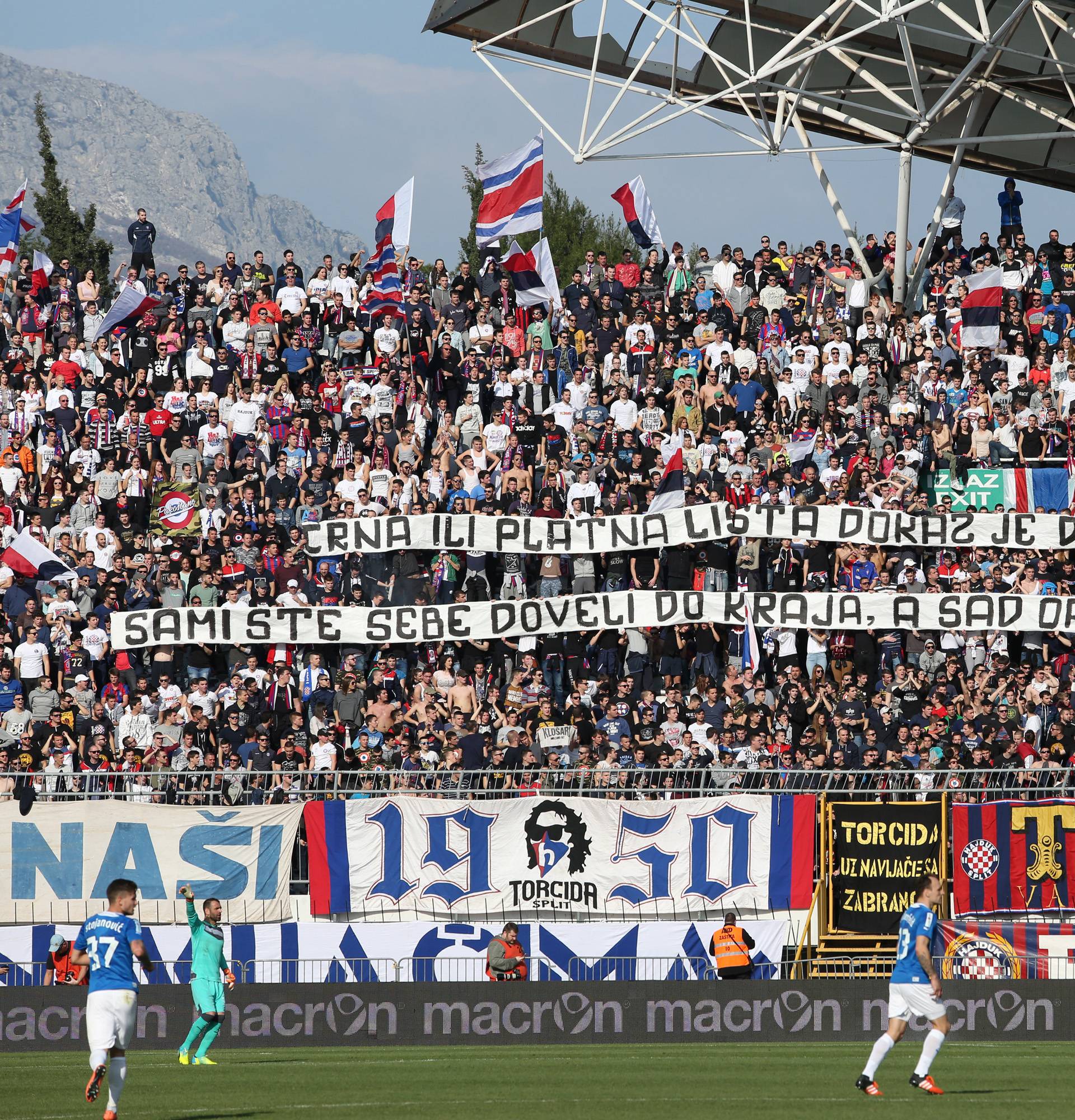 Pogledajte što je sve Torcida poručila na derbiju na Poljudu