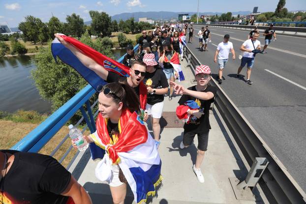 Zagreb: Tisuće fanova Thompsona prolazi Mostom mladosti koji je zatvoren za promet
