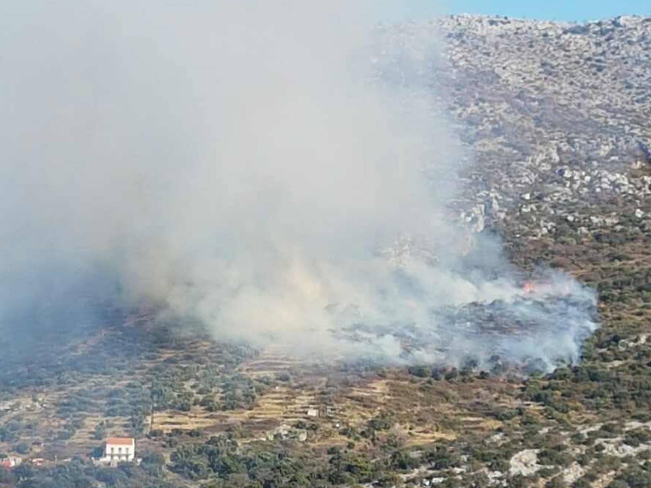 Pomažu i kanaderi: Požar u Zatonu gasi 45 vatrogasaca