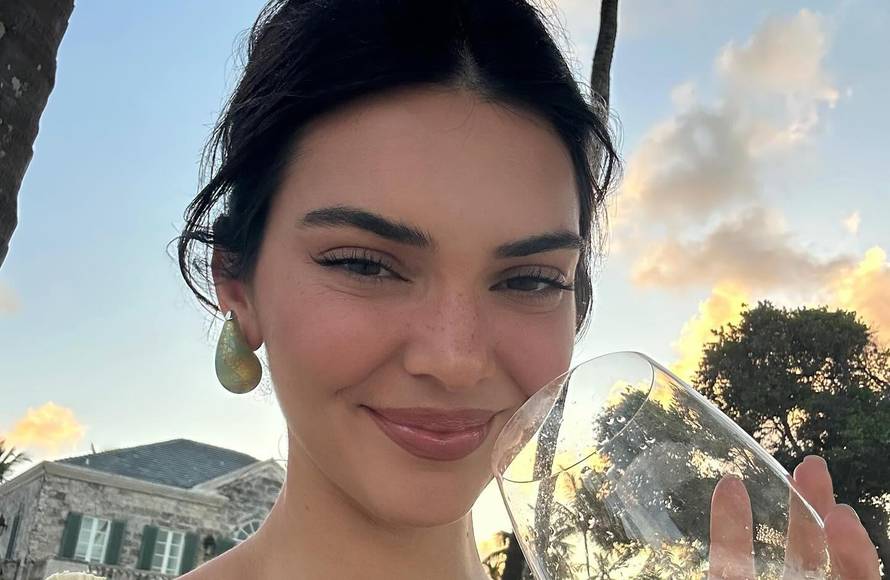 Je li ovo moguće!? Manekenka bosa po Louvreu šeće u ponoć!