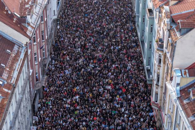 Sarajevo: Pogled iz zraka na okupljanje građana u čast Halidu Bešliću