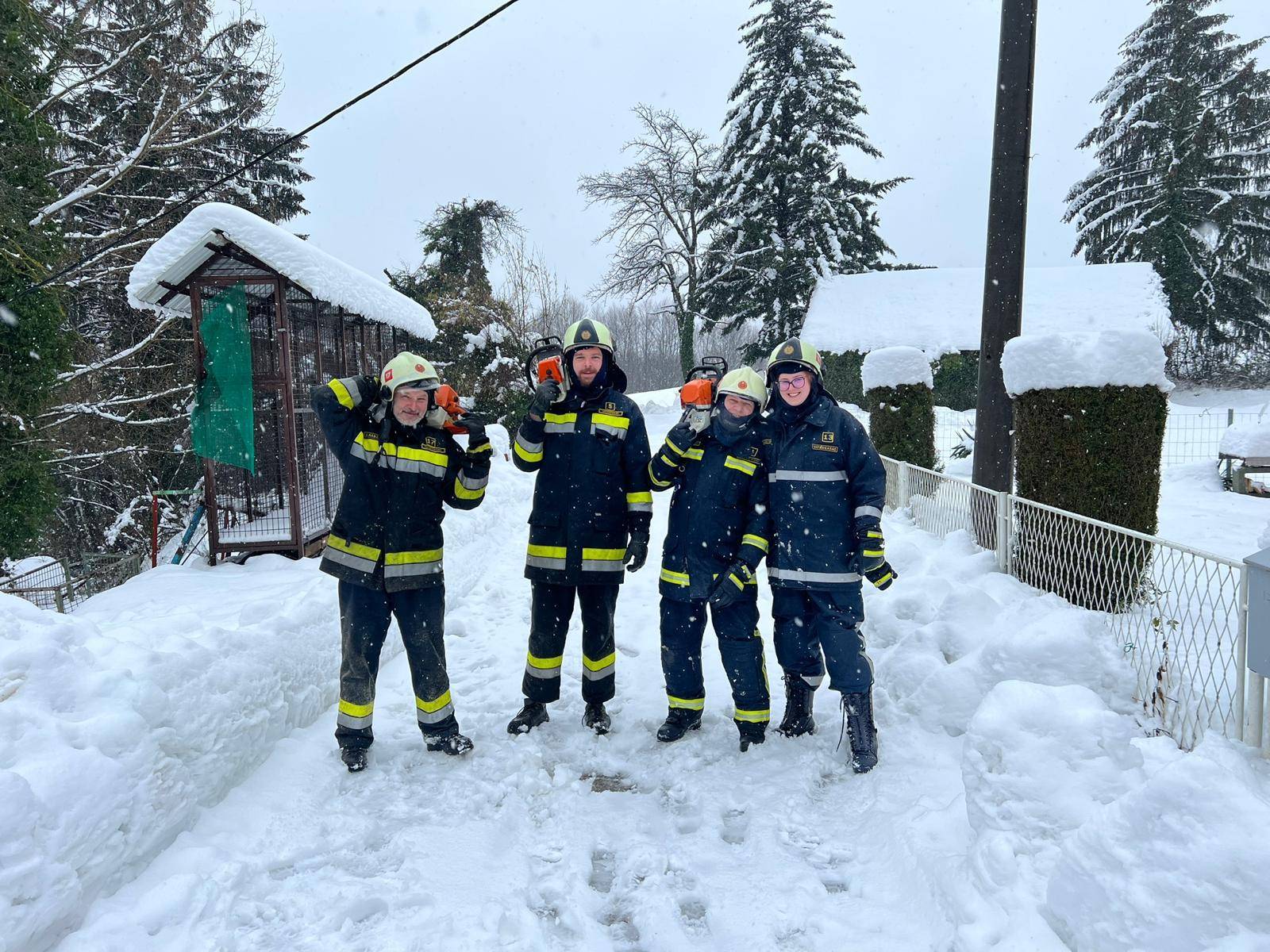 Heroji iz Jesenja: Osmero vatrogasaca pješice se probijalo kroz snijeg da oslobode puteve