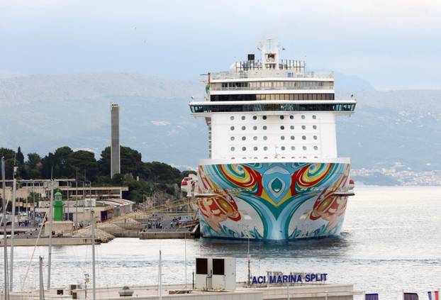 Norwegian Getaway kruzer u splitskoj luci 