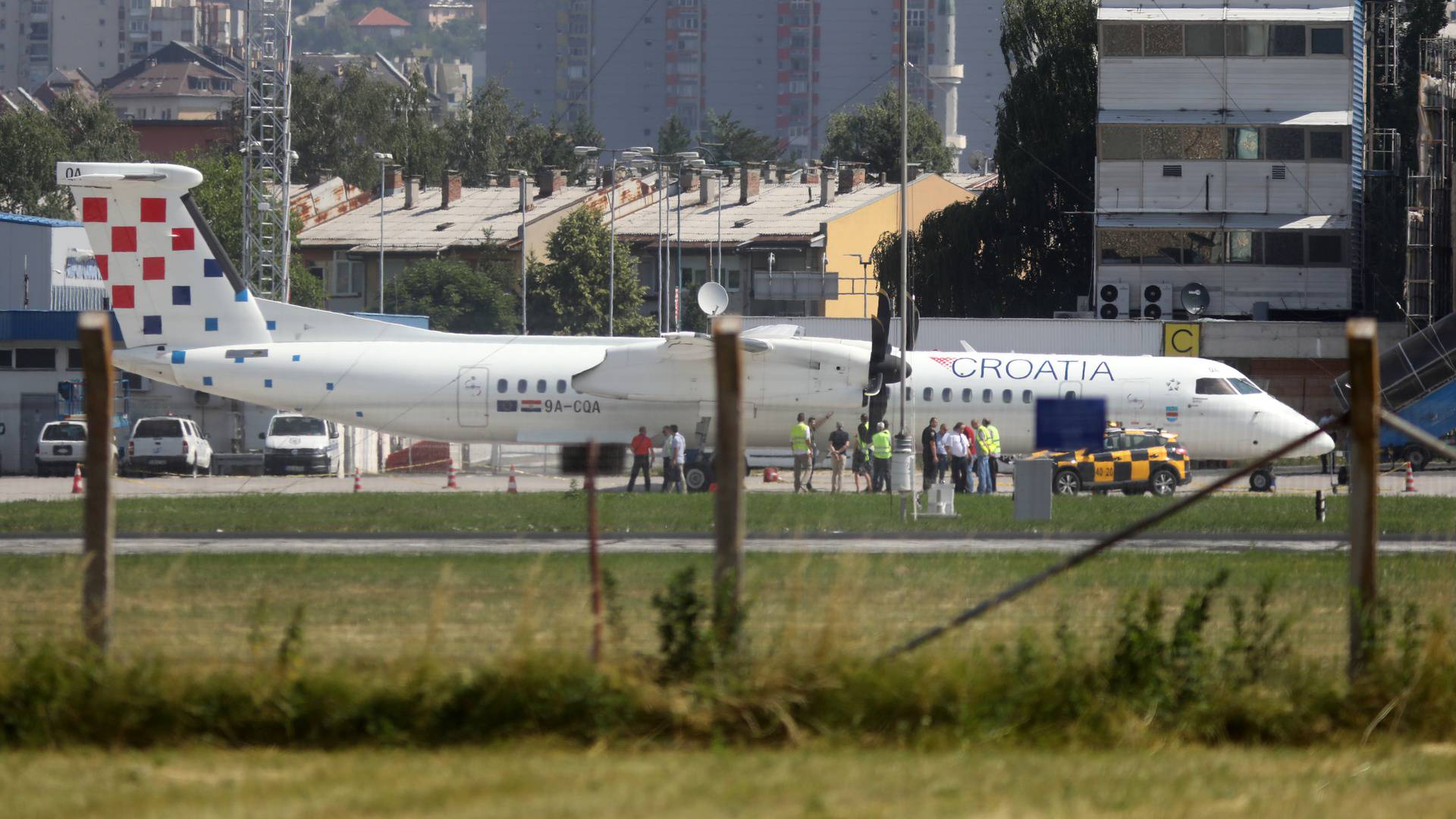 Oštećen zrakoplov Croatia Airlinesa na letu za Sarajevo, sumnja se na vatreno oružje