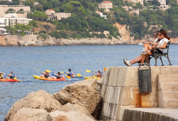 Dubrovnik ljeti, tisuće posjetitelja, ali i bogata ponuda za svakoga