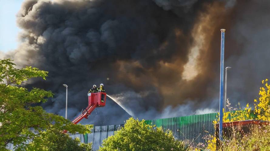 FOTO Požar u Kaštel Sućurcu još nisu proglasili ugašenim, rade na sanaciji. Šteta će biti velika?