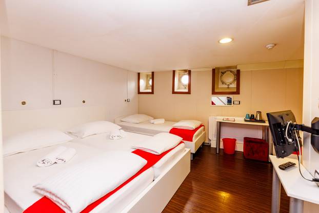 FOTO Zavirite u prvi brod-hotel u Hrvatskoj: Noćenje na ovom brodu u Rijeci ima posebnu čar