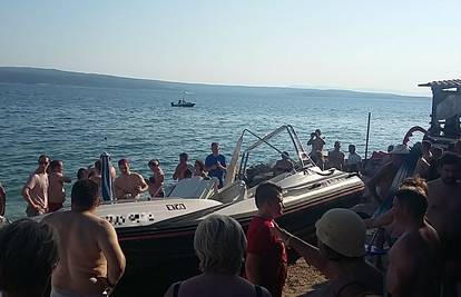 Nesreća: Gliser udario u brod i 'uletio' na plažu među kupače