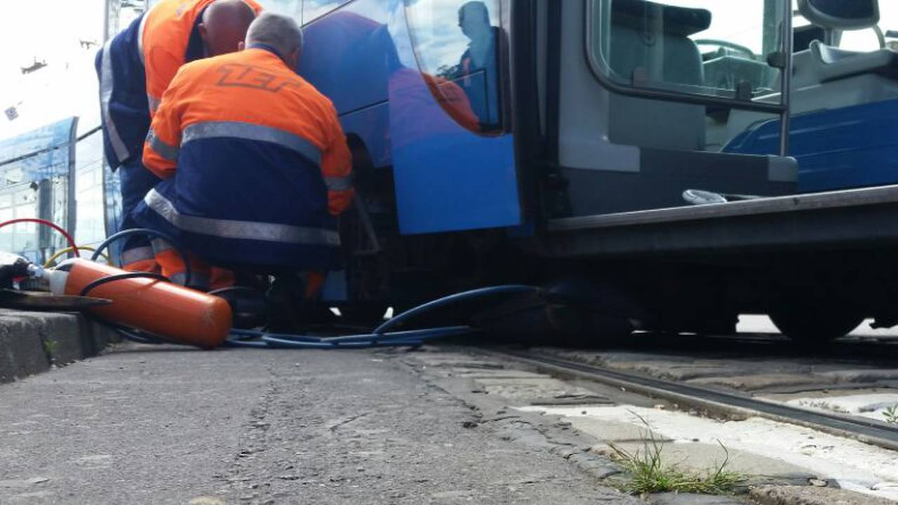 Čuo se lom: Tramvaj je iskočio iz tračnica na Savskom mostu