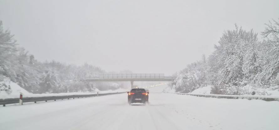 VIDEO Kolaps na autocesti A1, ljudi ne mogu skrenuti ni na pumpu: 'Nismo vidjeli ralice...'