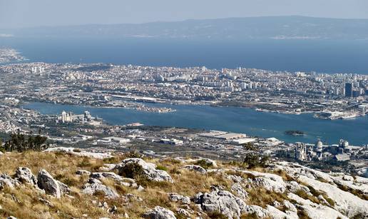 Pogled iz zraka na Kaštelanski zaljev vodi nas na jug Hrvatske