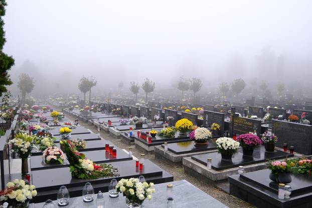 Zagreb: Građani uoči blagdana Svih svetih uređuju grobove najbližih