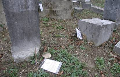 Karlovac: Na grobove žrtava Holokausta su stavili račune