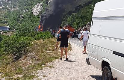 Zapalio se traktor na cesti D1, gori između Gračaca i Obrovca...