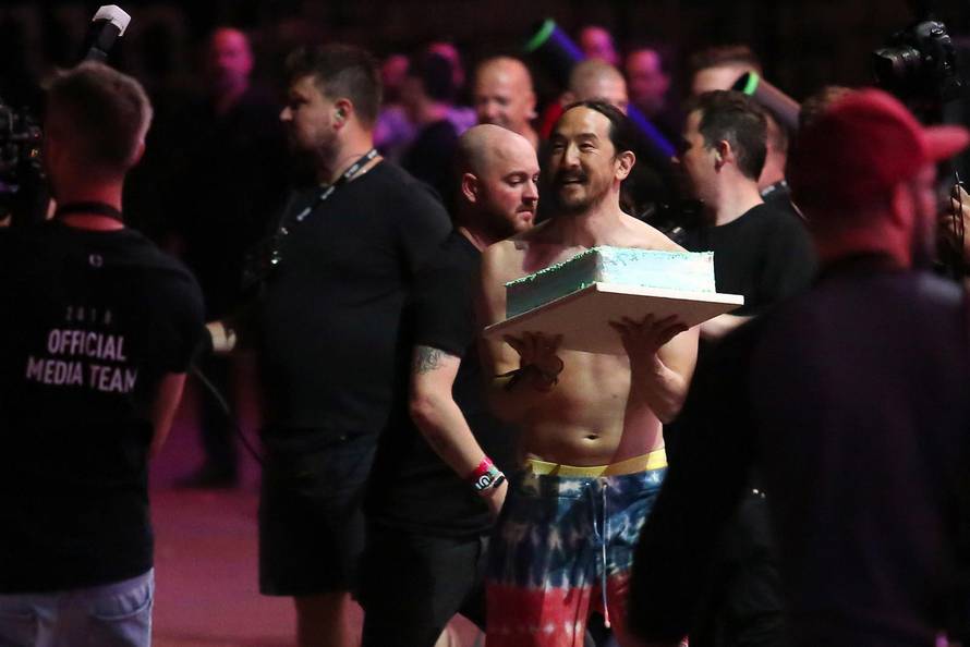 Split: DJ Steve Aoki bacao torte partijanerima u publici