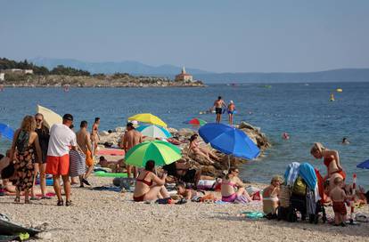 FOTO Pogledajte velike gužve na plažama u Splitu, Zadru...