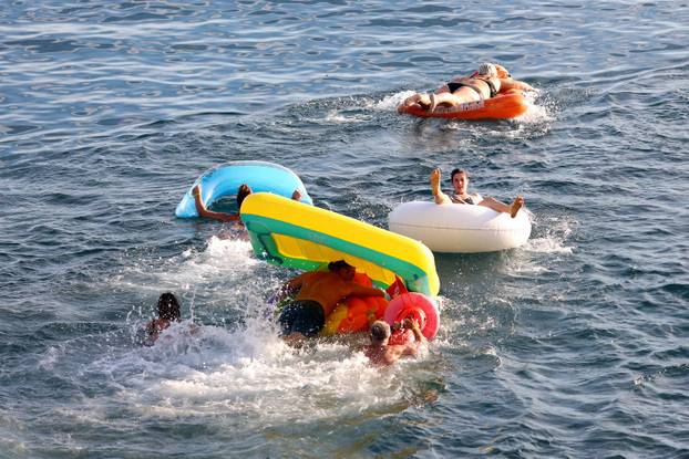 Rijeka: Riječke karnevalske mokre igre - Utrka napuhanaca