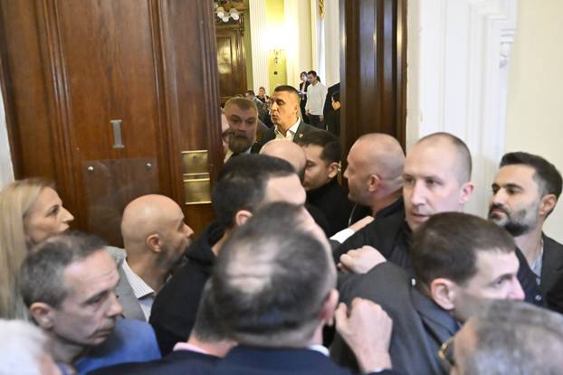 Beograd: Tučnjava u parlamentu, predstavnici opozicije pokušali spriječiti održavanja kolegija