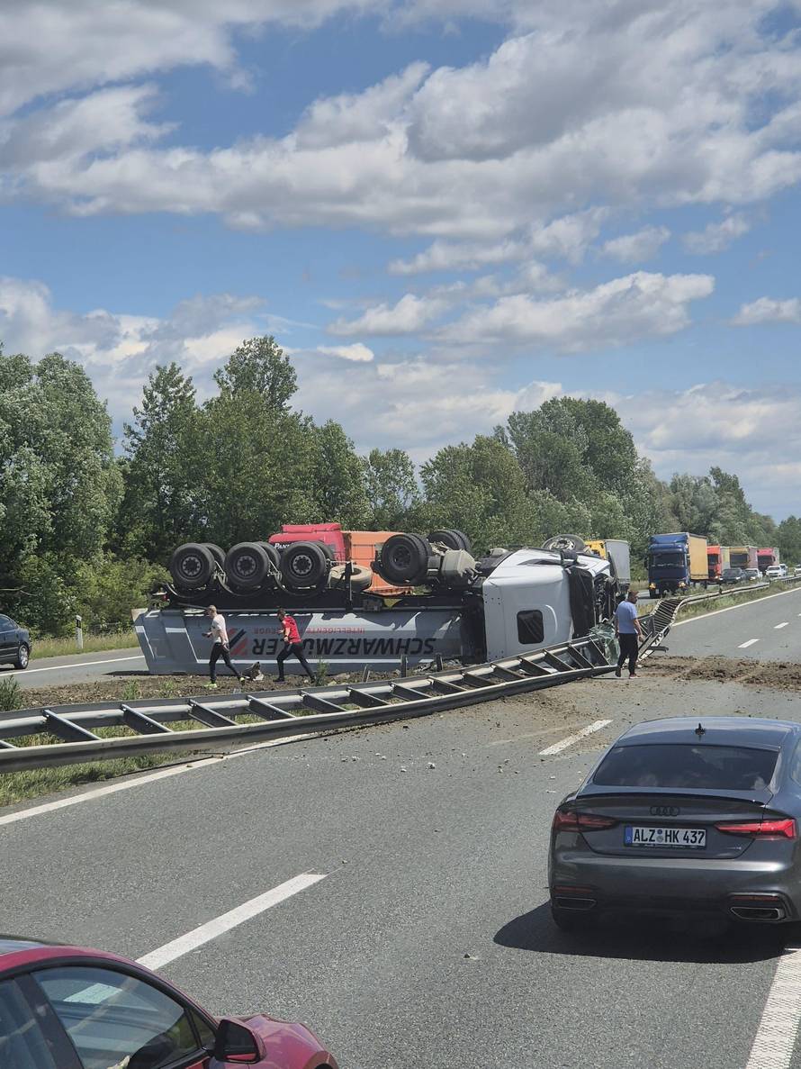 VIDEO Drama na A3! Kamionom probio ogradu: 'Vidio sam kako mu puca guma. Bilo je strašno!'
