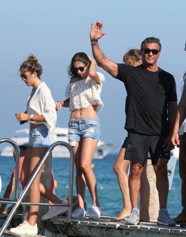 Sylvester Stallone avec sa femme Jennifer Flavin, leurs filles Sistine, Scarlet, Sophia se rendent au Club 55 Ã  Saint-Tropez