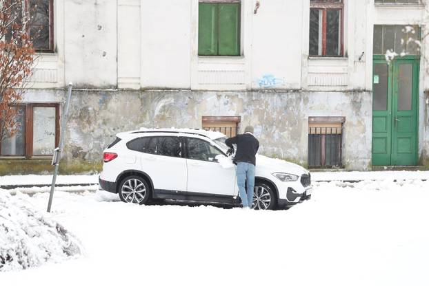 Snježni pokrivač je zabijelio je Osijek